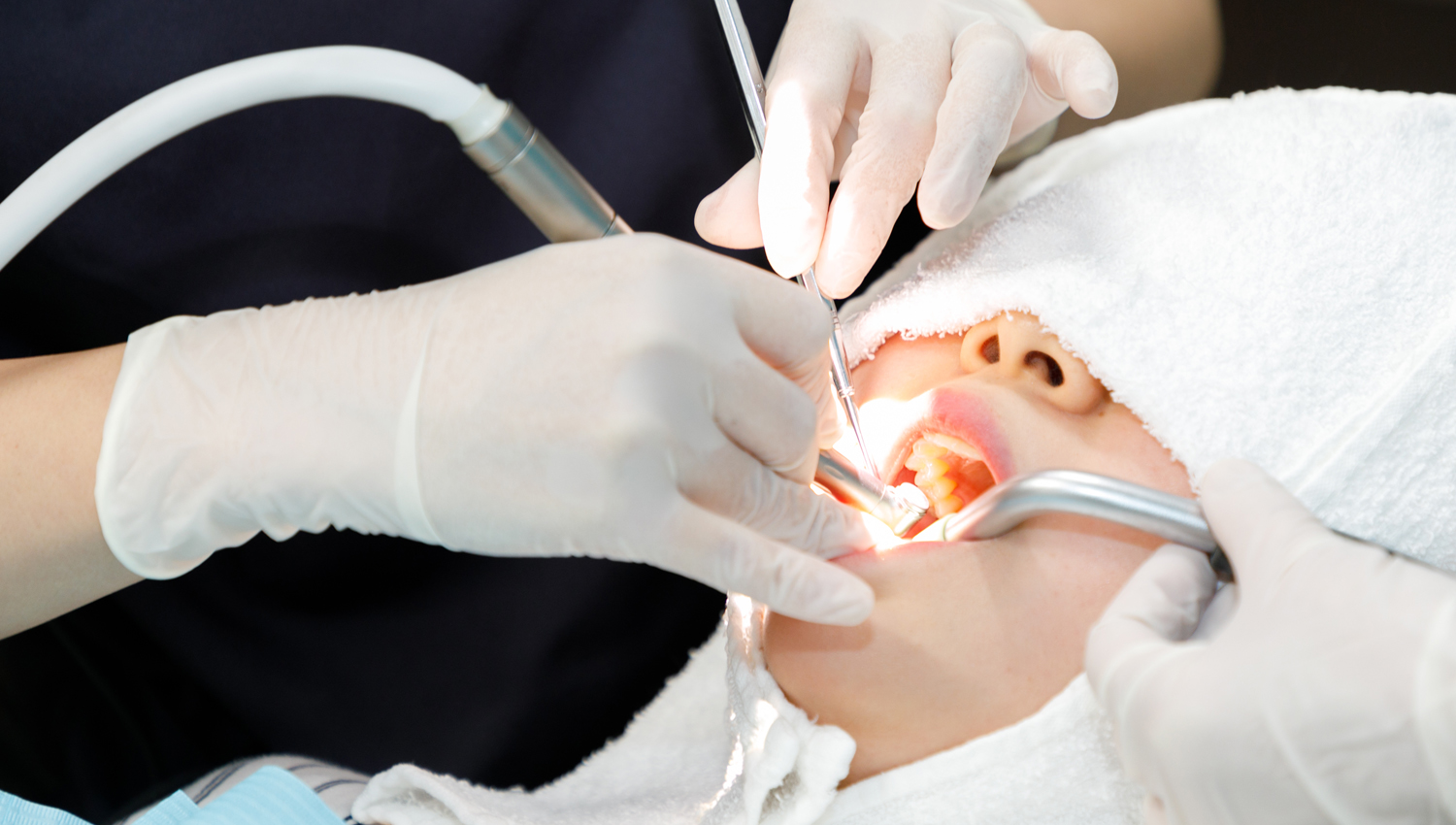 小嶋デンタルクリニックのこどもの歯科治療トレーニング　ユニットを倒しての開口練習と口腔診査