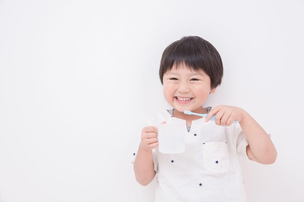 歯ブラシで歯磨きをしている子ども