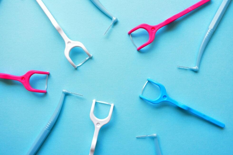 様々な色のデンタルフロスと歯間ブラシ