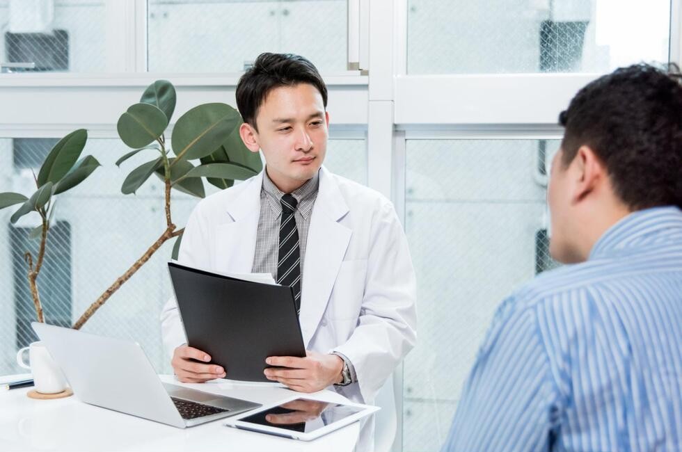 歯科医院で相談をする男性の様子